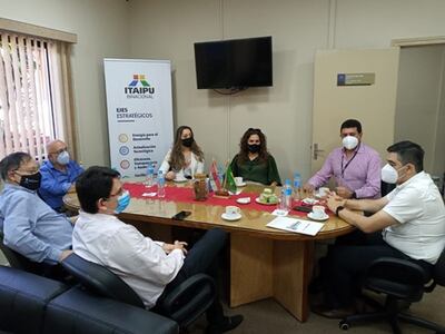 Representantes de la Cámara de Empresarios de Ciudad del Este y Alto Paraná (CECDE-AP) con el jefe de oficina de la Itaipú en Ciudad del Este, Gerardo Soria.
