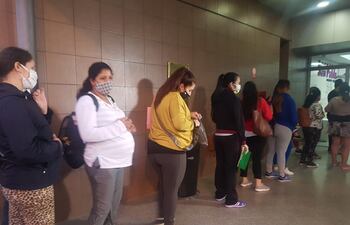 Embarazadas forman fila desde las 2:00