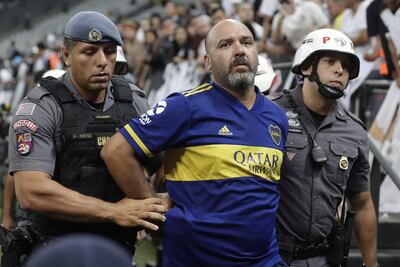 Integrantes de la Policía de Brasil detienen a un aficionado de Boca Juniors por actos racistas contra los hinchas del Corinthians.