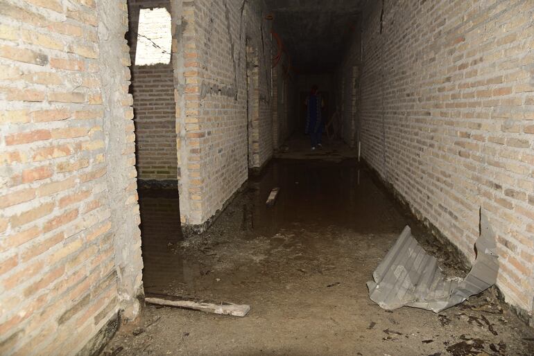 Rapiñada y muy deteriorada, así está la edificación de 8.000 m2 que tuvo su palada inicial en el 2014. 