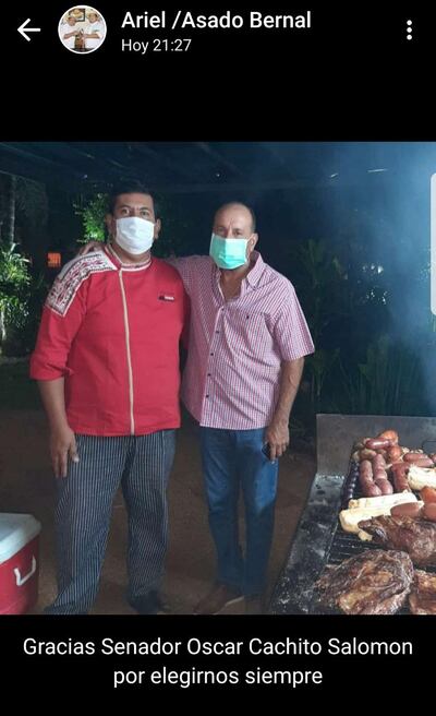 Óscar Salomón disfrutando de un asado en plena pandemia y en medio de las críticas por aumentazos de salarios en plena crisis.
