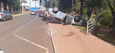 El vehículo quedó con los neumáticos arriba tras el aparatoso vuelco.