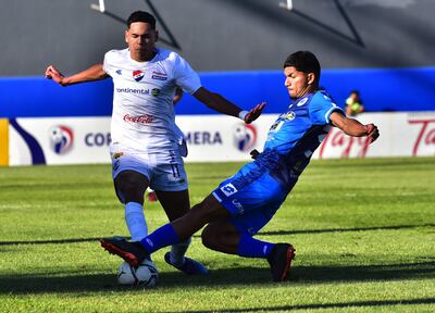 Jonatan Cañete, el joven de 18 años que debutó en 12 de Octubre, extiende la pierna en su intento por evitar el avance de Gustavo Caballero, autor del gol en barrio Obrero.