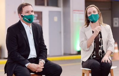 Omar Huaquin, gerente general de Petrobras, y Ana Royg, gerente de marketing, en la presentación.