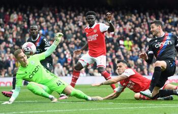 Granit Xhaka (segundo desde la derecha), desde el piso, marca el tercer gol para el Arsenal ante Crystal Palace.