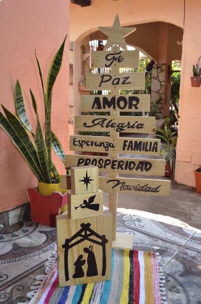 Algunos de los artículos navideños hechos  a base de  madera.