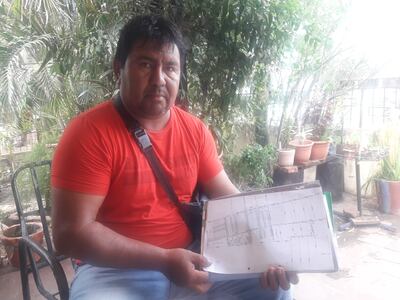 Genaro Ramírez exhibe un plano de la colonia mencionando que se trata de un camino público y no propiedad del ganadero.