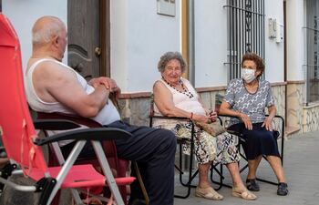 Algar, un municipio de la sierra de Cádiz de unos 1.400 habitantes, quiere convertir en Patrimonio Cultural Inmaterial de la Humanidad sus "charlas al fresco", una tradición que relaciona a los vecinos en las calles durante las tardes y noches de verano y que desean conservar y proteger.