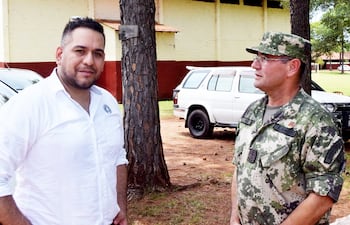 El defensor del Pueblo, Miguel Godoy (i), fue recibido ayer por el jefe del Comisoe Cnel. Ignacio Díaz, en su visita a la unidad militar.