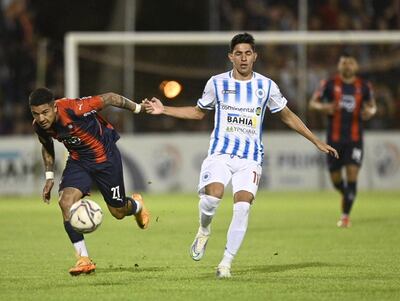Antonio Galeano trata de llevarse el balón ante la marca de Jorge Núñez