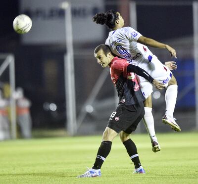 El defensor riverista Alex Garcete soporta el “ataque” aéreo del delantero albo David Fieitas. River le ganó 1-0 a Nacional.