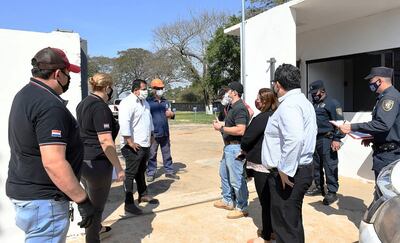 El agente fiscal fue recibido por el propietario de la curtiembre, Rogelio Ferreira Martins.