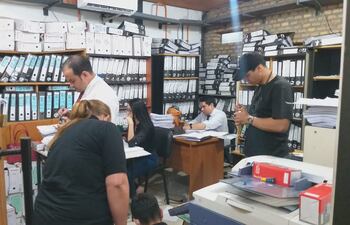 Imágenes de la intervención del Ministerio Público hoy, 3 de diciembre, en la sede de la Gobernación de Central.