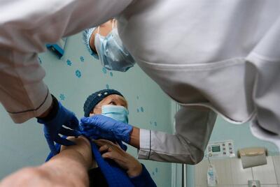 Un enfermero aplica una vacuna contra el Covid a una paciente en Ucrania.