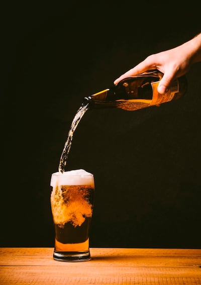 Se debe evitar las bebidas alcohólicas y gaseosas.