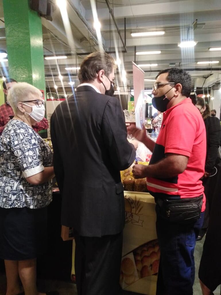 El ministro de Industria y Comercio, Luis Alberto Castiglioni (centro), y la vocera del gremio de mipymes, Guillermina Coronel, visitaron el stand de "Don Cato" durante la feria desarrollada en el Shopping Mariscal.