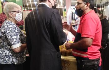 El ministro de Industria y Comercio, Luis Alberto Castiglioni (centro), y la vocera del gremio de mipymes, Guillermina Coronel, visitaron el stand de "Don Cato" durante la feria desarrollada en el Shopping Mariscal.