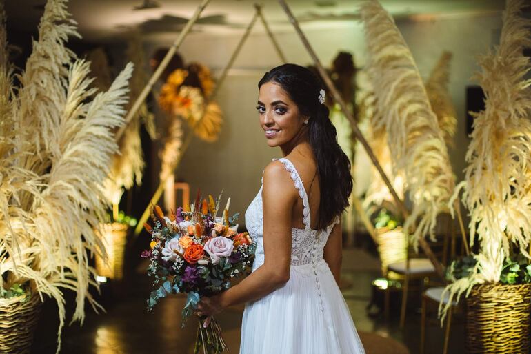 La novia lució hermosa con un vestido de Ocre.