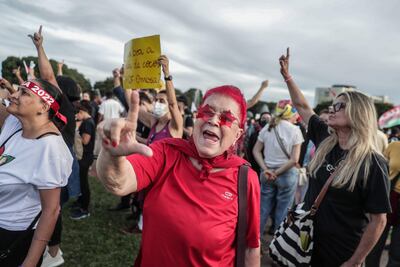 Partidarios del presidente Luiz Inácio Lula da Silva realizan una manifestación por la democracia hoy, un día después de los ataques a edificios gubernamentales por parte de manifestantes que se oponen al resultado de las elecciones en Brasília (Brasil).