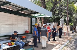 La constructora encargada de montar la gasolinera Enex, de Horacio Cartes, empezó a desmontar una parada de colectivos sin tener el permiso de la municipalidad.