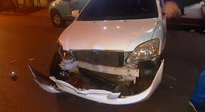 El automóvil del joven quedó con importantes daños tras chocar contra dos camionetas de la ANDE.