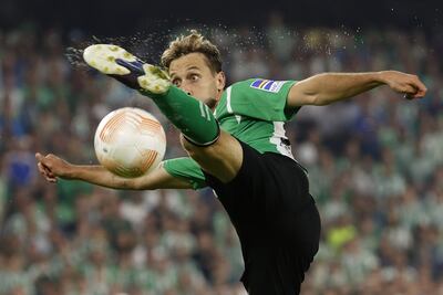 El centrocampista del Betis Sergio Canales remata de volea durante el partido del grupo C de la Liga Europa entre el Real Betis y el AS Roma, en el estadio Benito Villamarín de Sevilla. EFE/Julio Muñoz