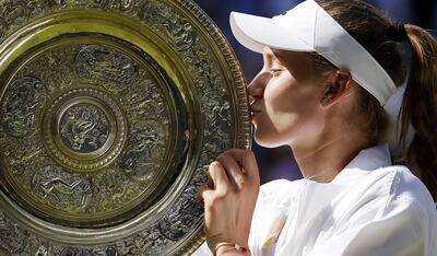 La tenista Elena Rybakina, de Kazajistán, posa con el trofeo tras ganar el partido final femenino contra Ons Jabeur, de Túnez, en el Campeonato de Wimbledon, Gran Bretaña, este viernes.
