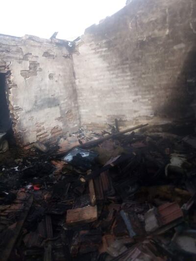 La precaria vivienda quedó de esta manera luego de ser consumida por el fuego.