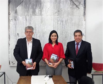 El autor, Silvio Sosa Alarcón, junto a la Arq. Ángela Fatecha, directora de Patrimonios, de la Secretaria Nacional de Cultura y el Dr. en Historia, Hugo Ramón Mendoza, decano de la Facultad de Humanidades UNA.