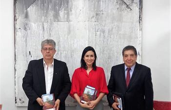 El autor, Silvio Sosa Alarcón, junto a la Arq. Ángela Fatecha, directora de Patrimonios, de la Secretaria Nacional de Cultura y el Dr. en Historia, Hugo Ramón Mendoza, decano de la Facultad de Humanidades UNA.