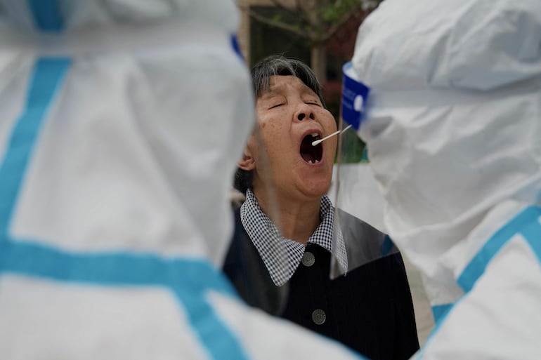 Una mujer se realiza una prueba de covid-19 en Pekín.