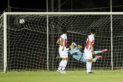 Estirada estéril de Librado Azcona. Tiro con potencia y buena dirección de Richard Salinas para el 2-0. Saldívar y Giménez, observan.