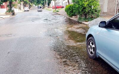 Mientras en muchos hogares falta agua durante el día, en otros puntos se registran pérdidas por los caños rotos.