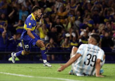 Óscar Romero inicia el festejo tras marca el gol de la victoria para Boca Juniors ante Atlético Tucumán.
