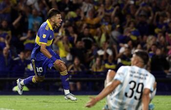 Óscar Romero inicia el festejo tras marca el gol de la victoria para Boca Juniors ante Atlético Tucumán.