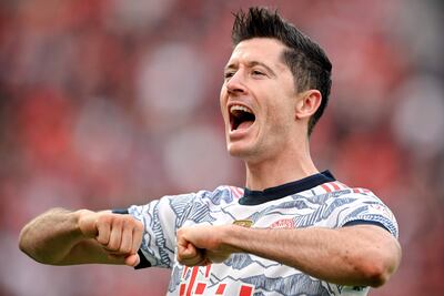 Robert Lewandowski celebra uno de los dos goles que marcó ayer para el Bayern Munich ante Bayer Leverkusen.