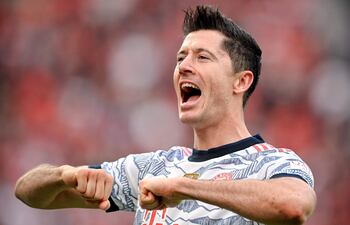 Robert Lewandowski celebra uno de los dos goles que marcó ayer para el Bayern Munich ante Bayer Leverkusen.