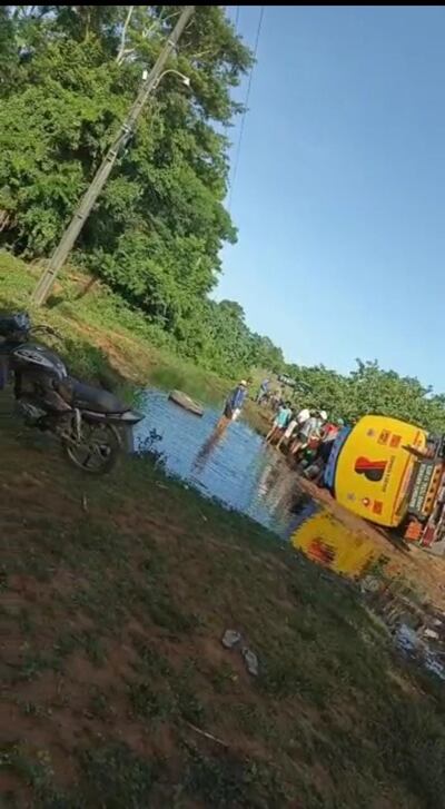 El cisterna volcó y perdió cerca de 5 mil litros de carburante.