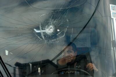 Un oficial de policía conduce un cambión de las fuerzas de seguridad atacado durante las protestas en el parque "El Arbolito", en Quito. (AFP)
