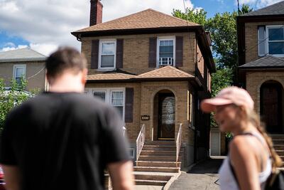 La gente pasa por la casa de Hadi Matar, la persona que apuñaló al novelista británico-estadounidense de origen indio Salman Rushdie, en Fairview, Nueva Jersey. Salman Rushdie, quien pasó años escondido después de que una fatwa iraní ordenara su asesinato, estaba conectado a un ventilador y podría perder un ojo tras un apuñalamiento en un evento literario.