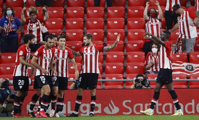 Los jugadores del Athletic celebran el primer gol ante el Mallorca, durante el partido de Liga en Primera División que disputan este sábado en el estadio de San Mamés.