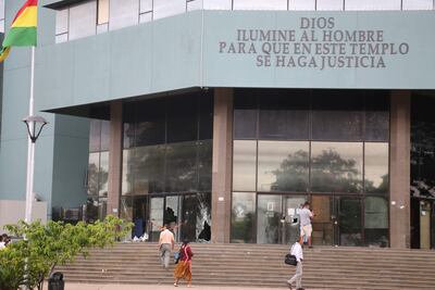 Fotografía de hoy que muestra los destrozos en el Palacio de Justicia de Santa Cruz a raíz de las protestas contra la detención del gobernador de esta región, Luis Fernando Camacho, en Santa Cruz (Bolivia). Los vuelos se normalizaron este jueves en la oriental Santa Cruz, en medio de anuncios de denuncias por los destrozos y quemas de edificios estatales y del propio aeropuerto de Viru Viru, a la espera de que comience la Asamblea de la Cruceñidad que defina nuevas acciones luego de la detención del Gobernador opositor Luis Fernando Camacho, que fue trasladado hasta la ciudad de La Paz.