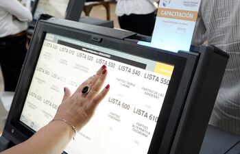 Representantes del Frente Guasú presentarán esta tarde el dictámen de unos 50 peritos informáticos sobre las supuestas vulnerabilidades de las máquinas de votación que abrirían la puerta de un posible fraude electoral.