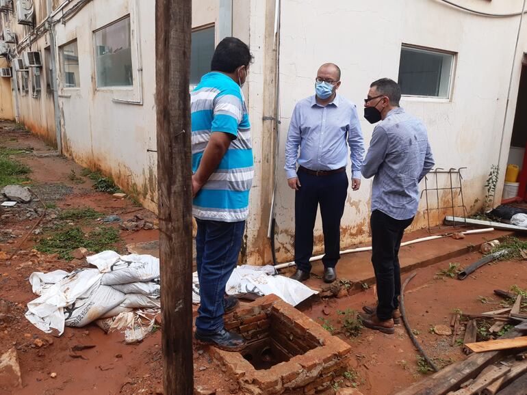 Las dependencias afectadas se encuentran cerca de la nueva construcción que se está realizando en la parte de atrás del hospital, en la zona están instalados los desagües cloacales que serán verificados.