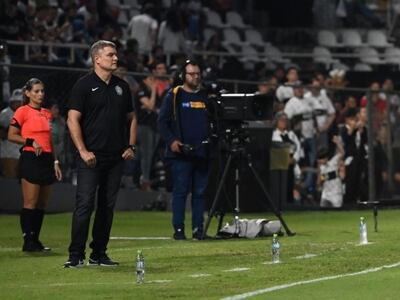 El uruguayo Diego Aguirre, entrenador de Olimpia, durante el partido contra Sportivo Trinidense por la decimoquinta fecha del torneo Apertura 2023 del fútbol paraguayo en el estadio Manuel Ferreira, en Asunción, Paraguay.