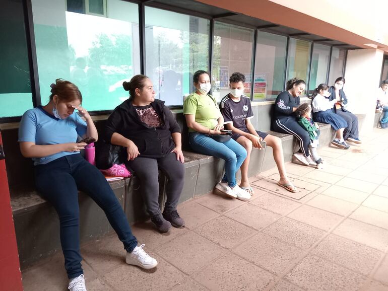 Área de urgencias desbordado de pacientes con enfermedades respiratorias.