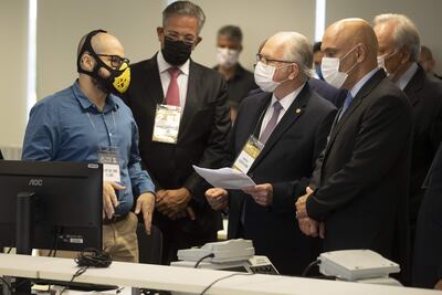 El presidente del Tribunal Superior Electoral (TSE), Edson Fachin (d), y el vicepresidente del (TSE), Marcelo Moraes (4d), durante una prueba de Confirmación de las máquinas de votación electrónica para elecciones.