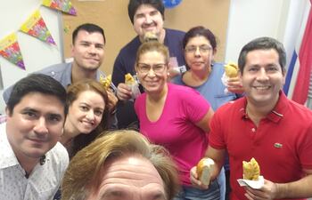 Enrique Vargas Peña con sus compañeros de ABC Cardinal, en la celebración adelantada de su cumple.