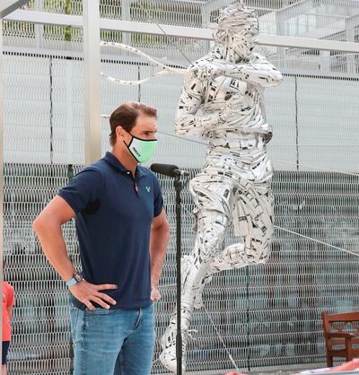 Rafael Nadal junto a una estatua con su figura en París. (EFE)