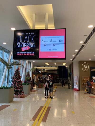 Los shoppings establecieron un circuito de circulación en los pasillos con el objetivo de disminuir las posibilidades de contacto entre personas extrañas.